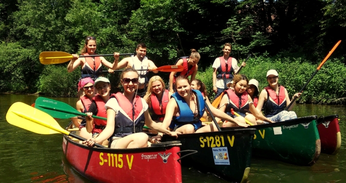 Jugendgruppe auf dem Neckar